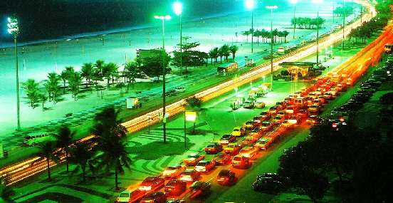 k-Brasilien -Rio Copacabana am Abend