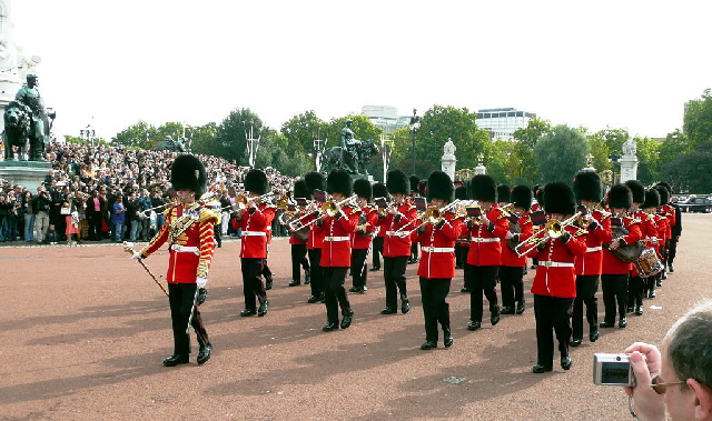 k-London 2007 - Buckingham Palast Wachabloesung (6)