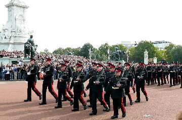 k-London 2007 - Buckingham Palast Wachabloesung (8)