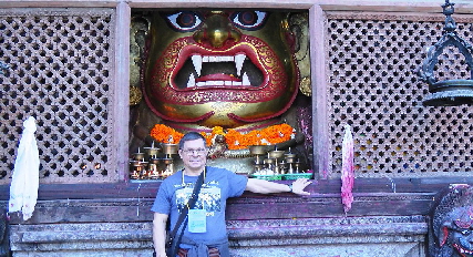 k-Napal - Kathmandu Stadtbesichtigung MR vor Tempel