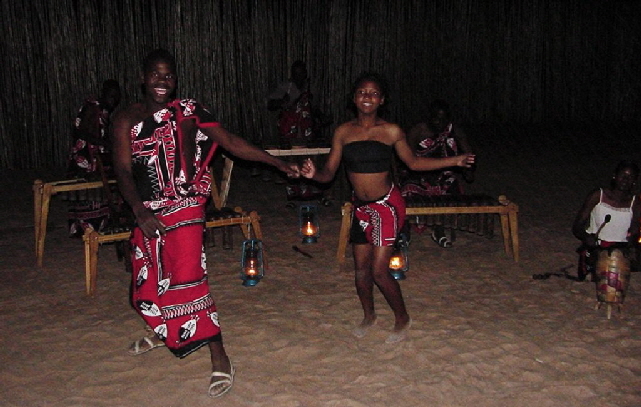 k-Sdafrika 2004 - Krger NP -Afrikanischer Abend am Lagerfeuer (2)