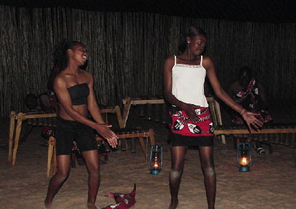 k-Sdafrika 2004 - Krger NP -Afrikanischer Abend am Lagerfeuer (4)