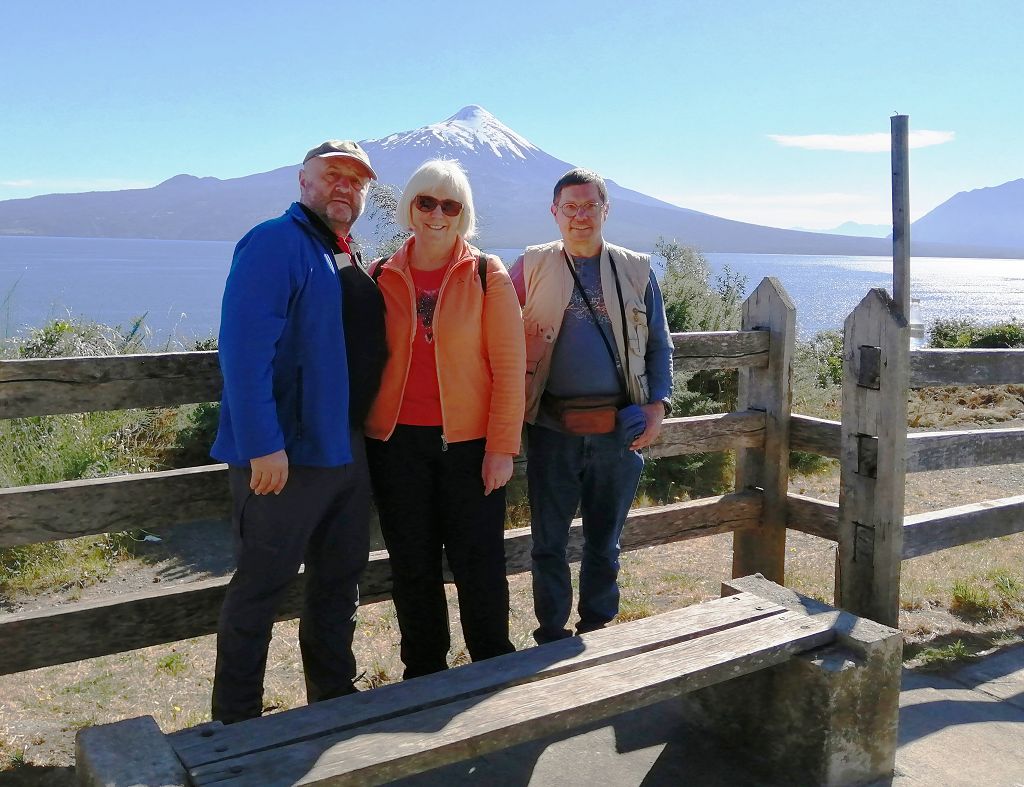 k-Ausflug ins Seengebietr - Hannes Rossi und Michael vor dem Vulkan (2) k-Ausflug ins Seengebietr - Hannes Rossi und Michael vor dem Vulkan (2)