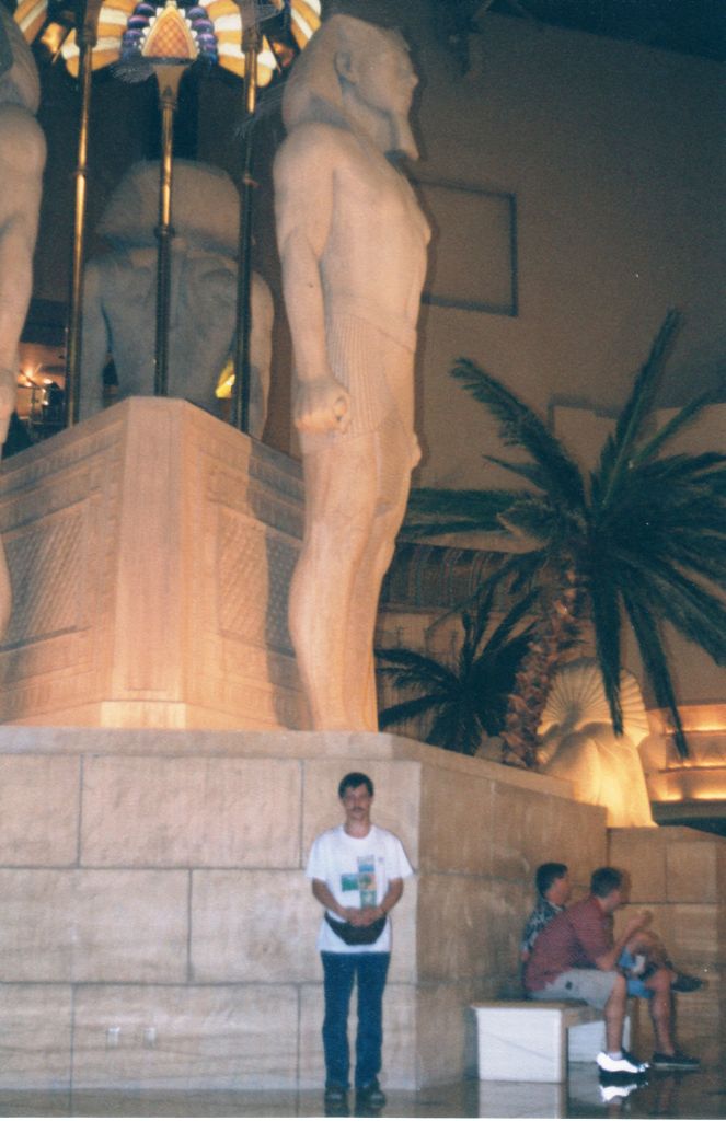 k-USA West 2001 - Las Vegas Hotel Luxor Lobby-2