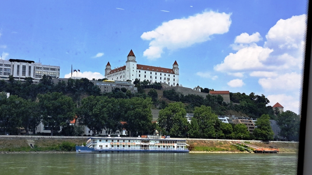 Stadtrundfahrt Bratislava - Blich auf die Donau und die Burg (1)