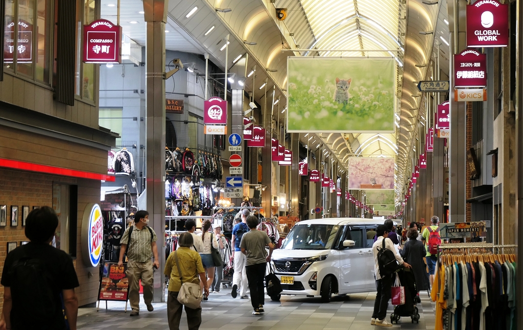 k-Einkaufs-und Marktstrasse Nishiki-dori in Kyoto am Mittag (4)