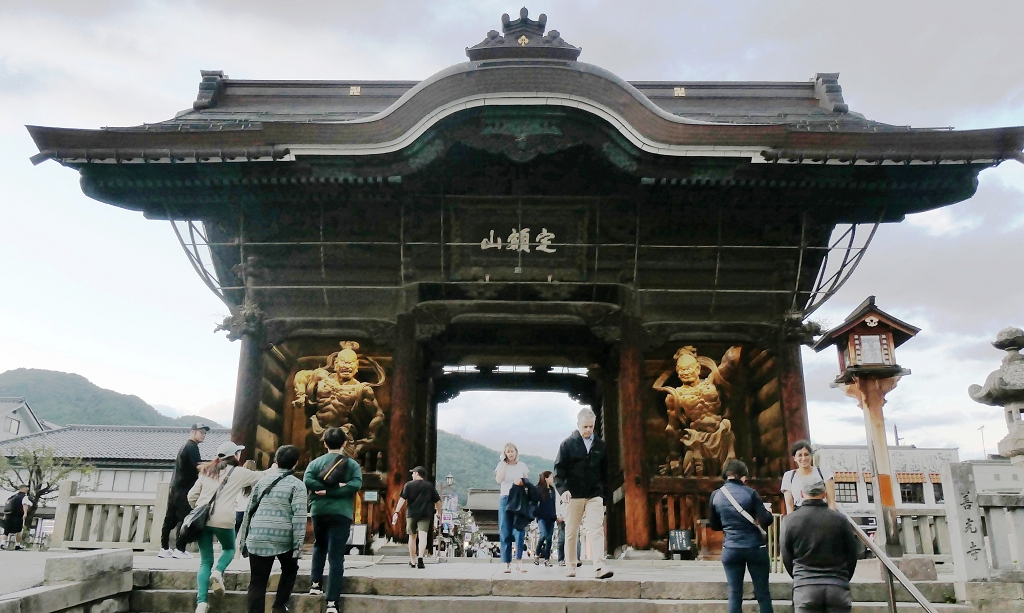 k-Sp�ter in Nagano - Spaziergang zum Zenko-Ji-Tempel (8)