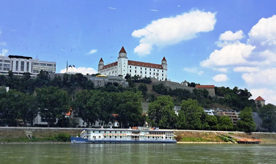 k-Stadtrundfahrt Bratislava - Blich auf die Donau und die Burg 